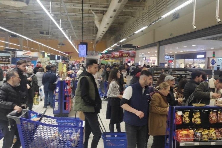 Bursa'da zincir markette yılbaşı kalabalığı