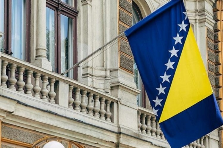 Bosna Hersek'te k&uuml;&ccedil;&uuml;k u&ccedil;ak d&uuml;şt&uuml;: 2 kişi hayatını kaybetti
