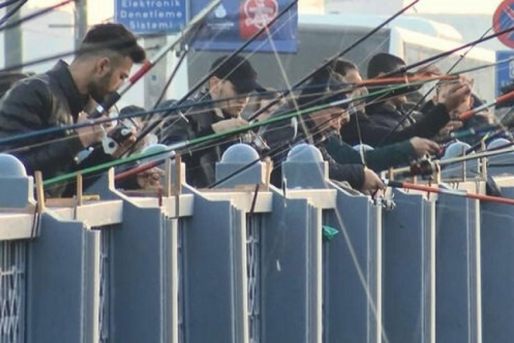 Galata K&ouml;pr&uuml;s&uuml;'nde yeni yıla balık tutarak girecekler