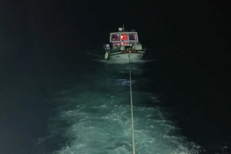 &Ccedil;anakkale Boğazı'nda tekne arızası