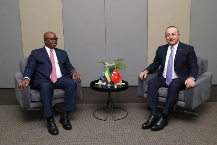 &Ccedil;avuşoğlu, Gabonlu mevkidaşı Adamo ile g&ouml;r&uuml;şt&uuml;