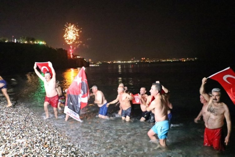 Antalya'da 2023'&uuml; denize girerek karşıladılar