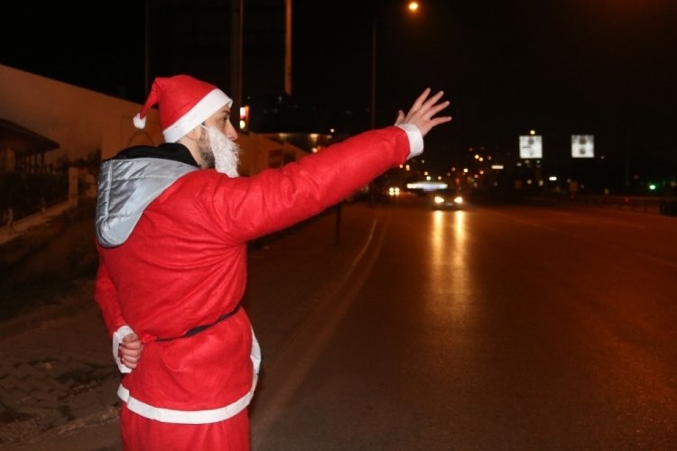 Bursa'da Noel Baba yeni yılı anayolda kutladı