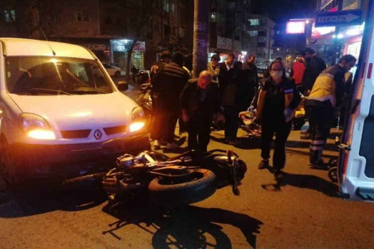Kocaeli'nde motosiklet s&uuml;r&uuml;c&uuml;s&uuml; &ccedil;arpmanın şiddetiyle savruldu