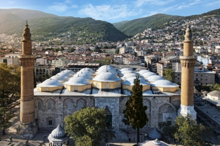 Bursalılar yılın ilk g&uuml;n&uuml;nde Ulu Cami'ye akın etti