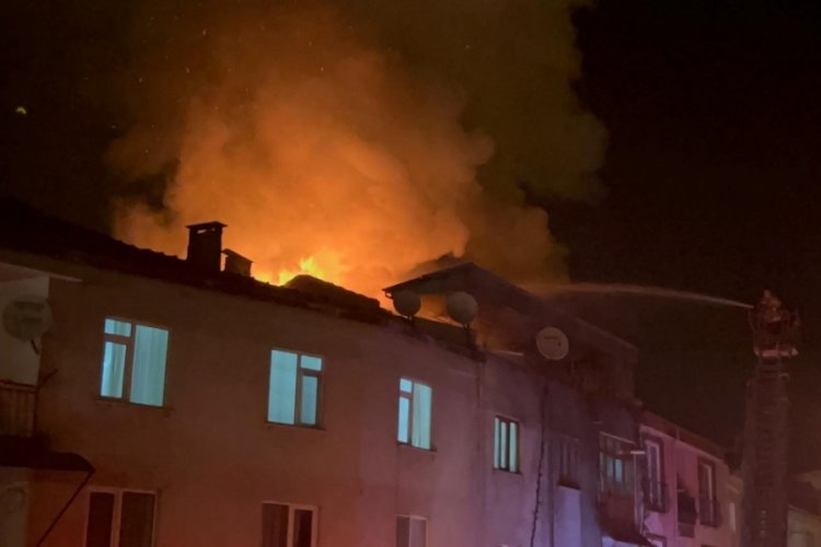 Bursa'da bir binanın &ccedil;atısında yangın &ccedil;ıktı