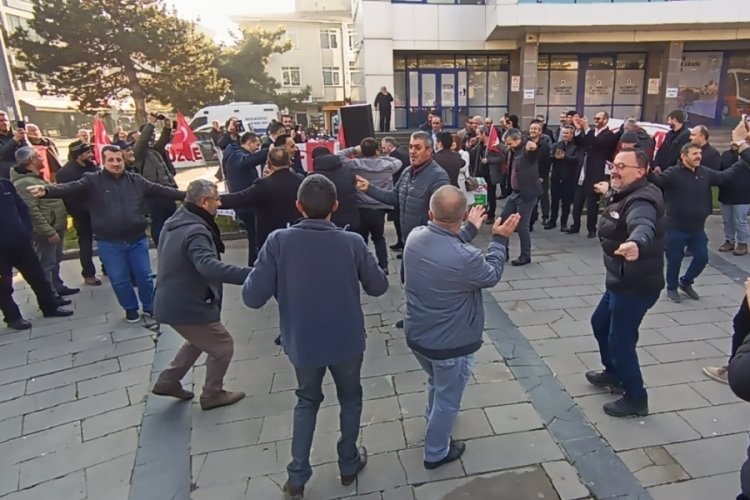 D&uuml;zce'de EYT'liler yeni &ccedil;ıkacak kanunu g&ouml;bek atarak kutladı