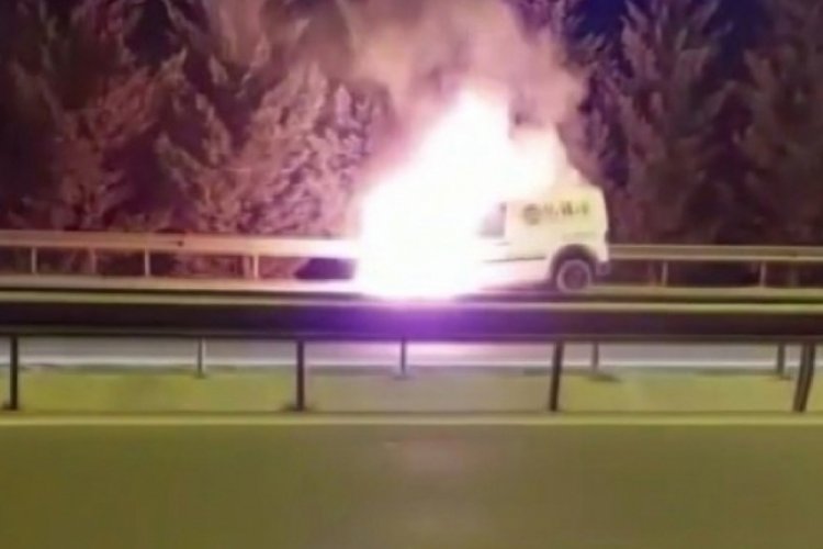 Kocaeli TEM'de korku dolu anlar: Minib&uuml;s alev alev yandı