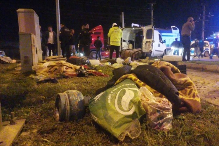 Samsun'da otomobil ile hafif ticari ara&ccedil; &ccedil;arpıştı: 6 yaralı