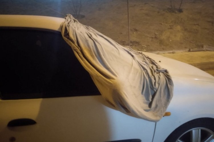 Elazığ'da soğuk hava nedeniyle s&uuml;r&uuml;c&uuml;ler ara&ccedil;larını branda ile &ouml;rtt&uuml;