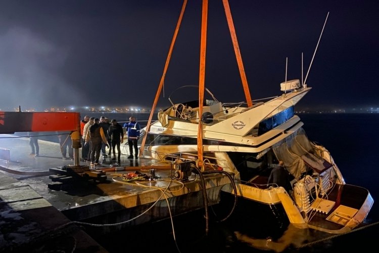 İstanbul'da l&uuml;ks tekne battı