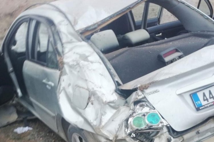 Malatya'da g&ouml;reve giden polisler kaza yaptı: 5 yaralı