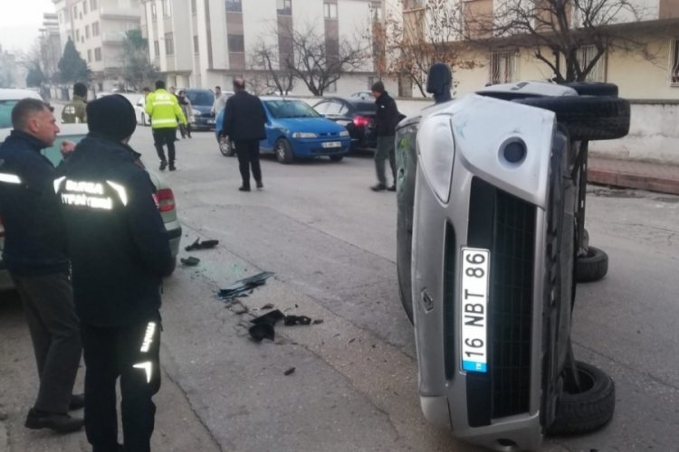 Bursa'da otomobiller &ccedil;arpıştı: 2 yaralı