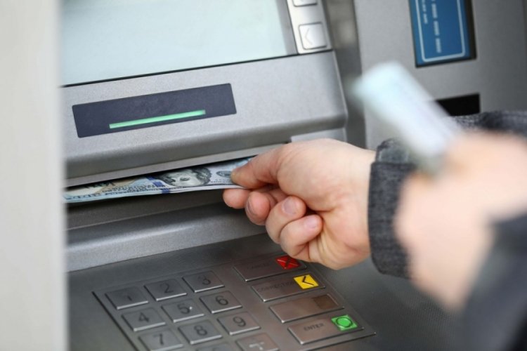 Herkesin parasını &ccedil;ekmeye başladığı zor durumdaki dev banka tek tek satıyor