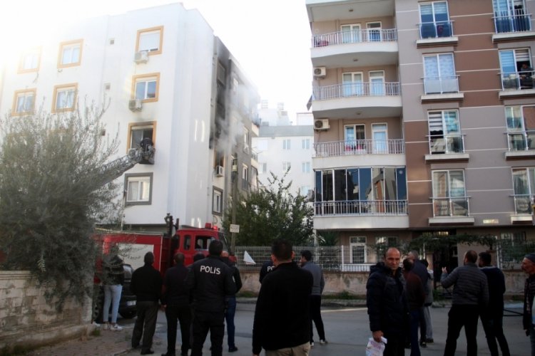 Kedisi yangında telef olan gen&ccedil; kız g&ouml;zyaşlarına boğuldu