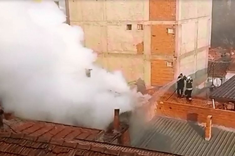 Yalnız yaşayan adamın evi yangında k&uuml;le d&ouml;nd&uuml;