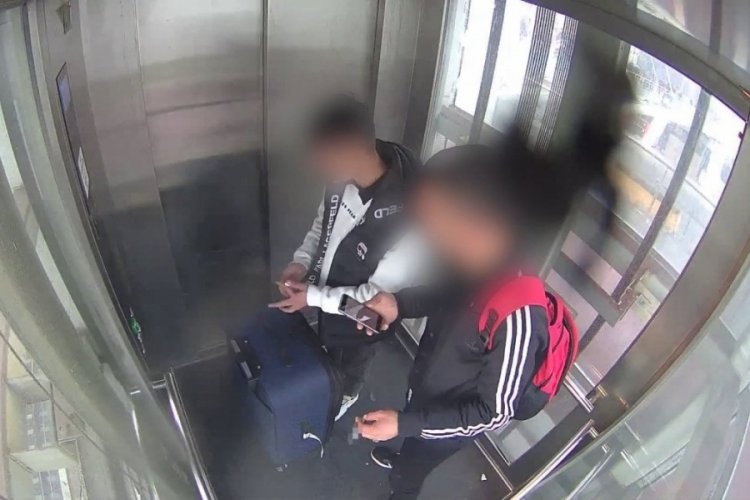 Kocaeli'nde asans&ouml;rde sigara i&ccedil;en şahıs izmariti g&uuml;venlik kamerasına bastı