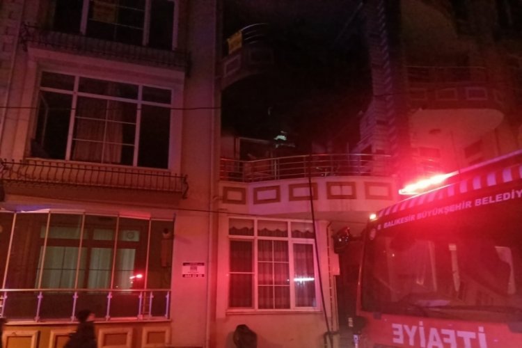 Balıkesir'deki 4 katlı binada yangın &ccedil;ıktı, 2 kişi dumandan etkilendi
