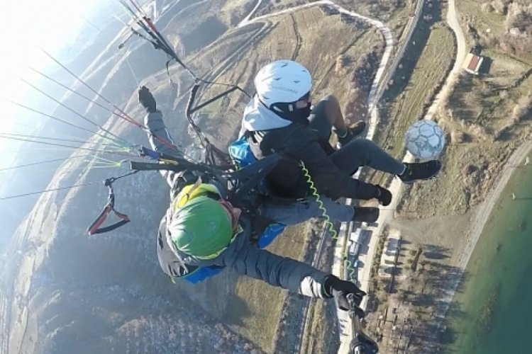 Yama&ccedil; paraş&uuml;t&uuml; yaparken top sektirdi