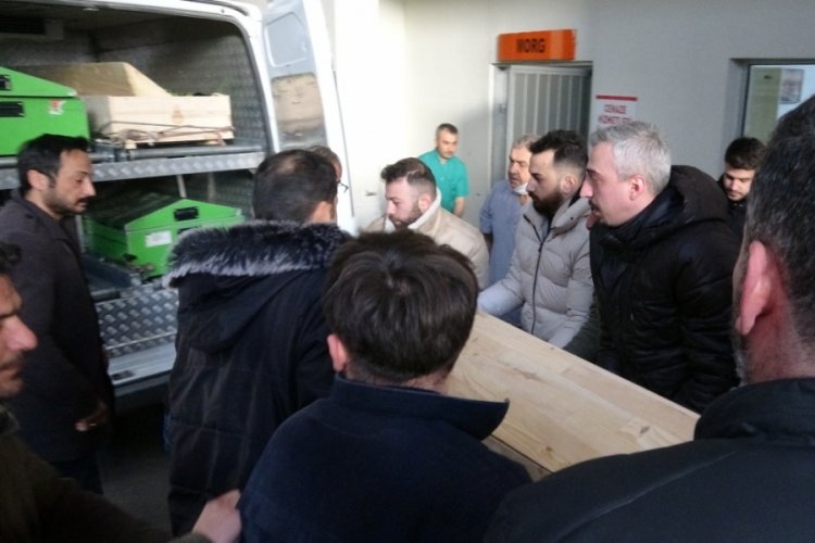 Kasap tarafından bı&ccedil;aklanarak &ouml;ld&uuml;r&uuml;len gencin yakınları g&ouml;zyaşına boğuldu