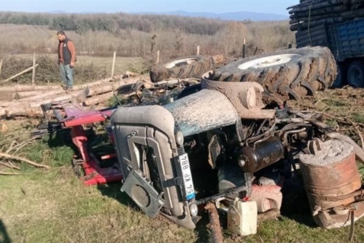 Sakarya'da devrilen trakt&ouml;r&uuml;n altına kaldı, hastanede yaşamını yitirdi