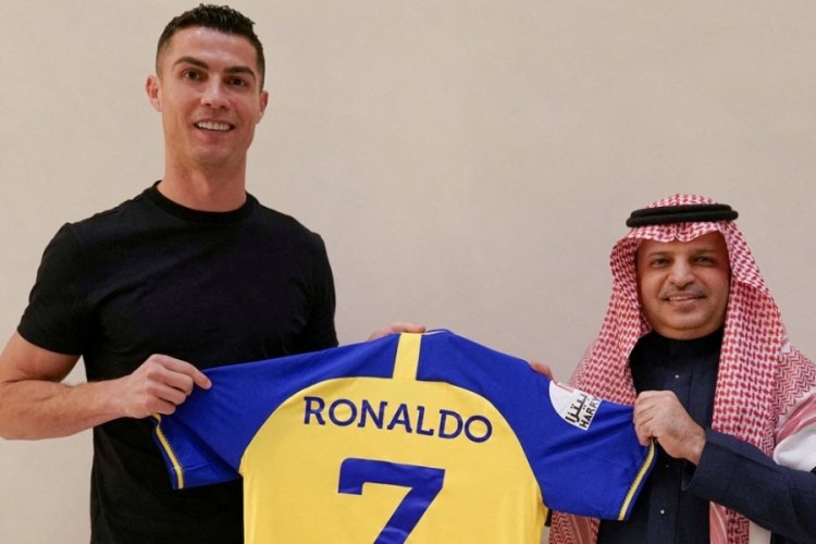 Ronaldo imzayı atıyor