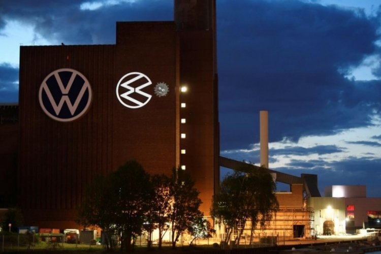 Otomobil devi Volkswagen &uuml;retimi durduruyor