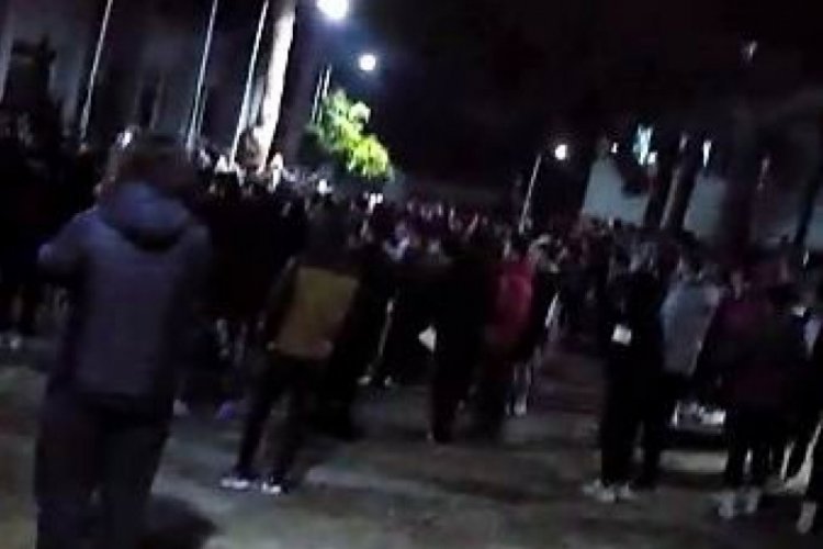 Samsun'da yemeklerden zehirlendiklerini iddia eden &ouml;ğrenciler eylem yaptı