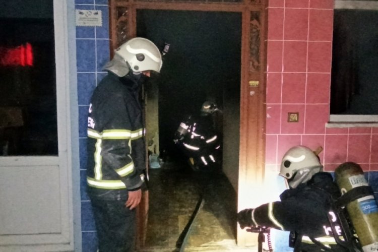 D&uuml;zce'de evi yanan şahıs son anda kurtarıldı