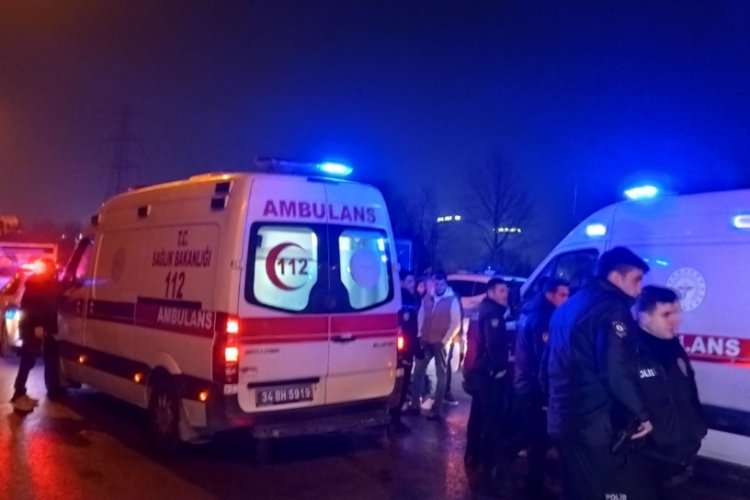 İstanbul'da kamyonet ile otomobil &ccedil;arpıştı