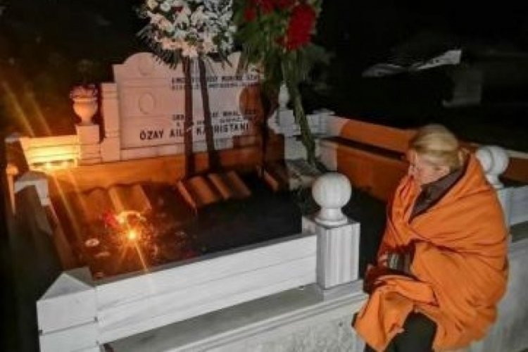 Tuğba &Ouml;zay, ani &ouml;l&uuml;m&uuml;yle yıkıldığı babasının mezarı başında sabahladı
