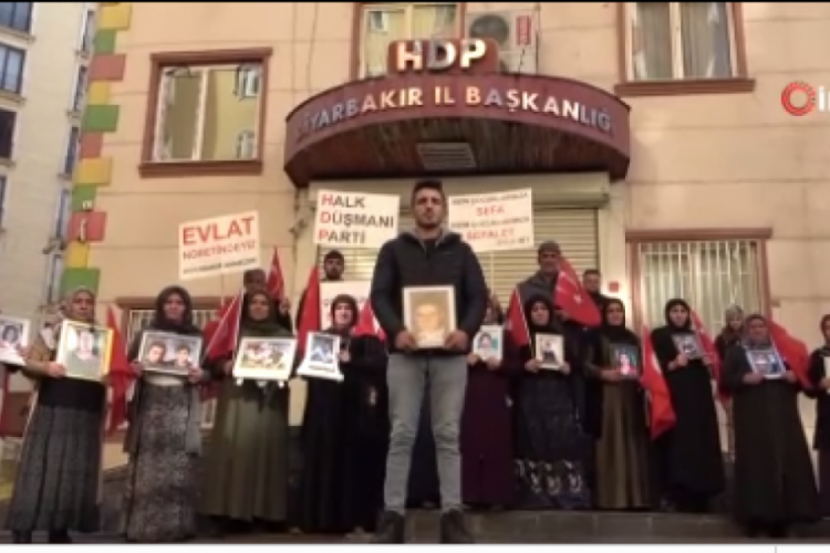 HDP'nin kapısında evlat n&ouml;beti tutan aile sayısı 350'e y&uuml;kseldi