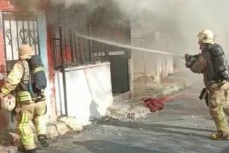 Gecekondudaki yangında duvarı kırarak &ccedil;ıktı