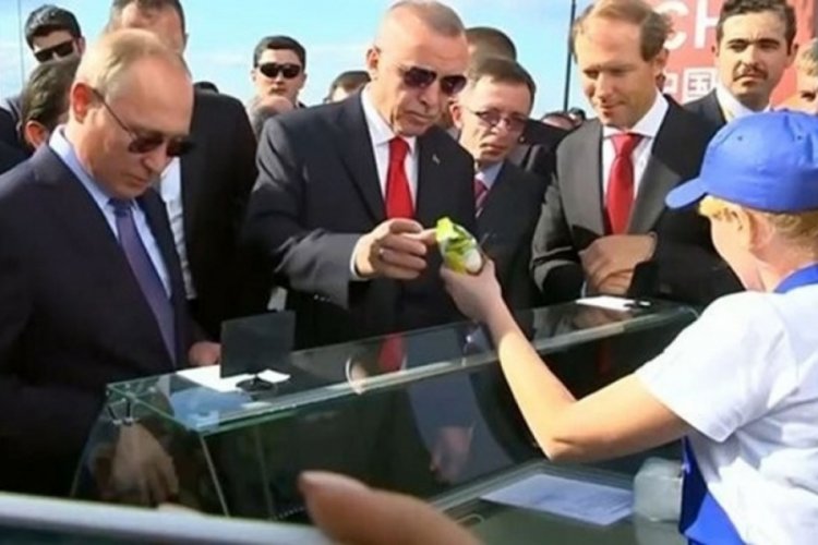 Putin'in arkasındaki gizemli kadın kim' Erdoğan'a dondurma vermişti
