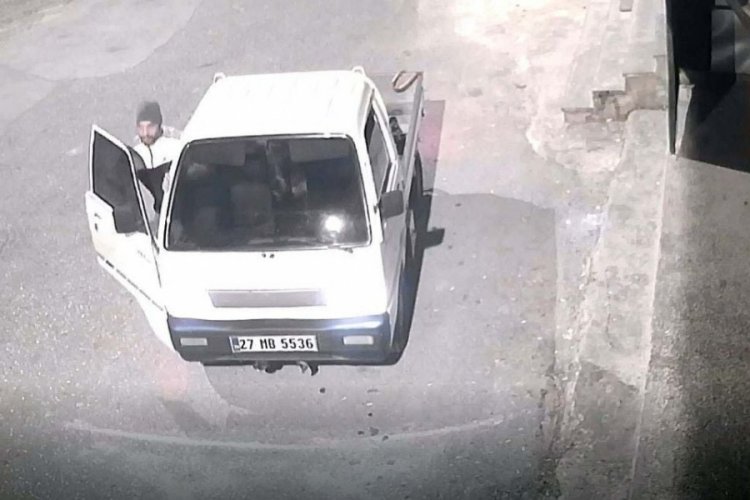 Gaziantep'te hırsız markete ait ekmekleri &ccedil;aldı