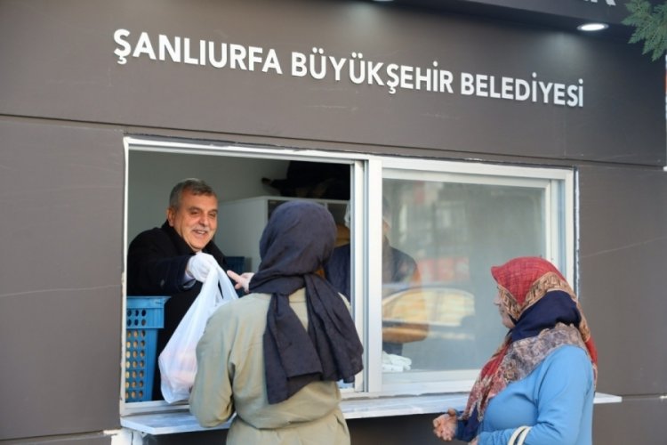 Şanlıurfa'da belediye başkanı halk ekmek b&uuml;fesinde satış yaptı