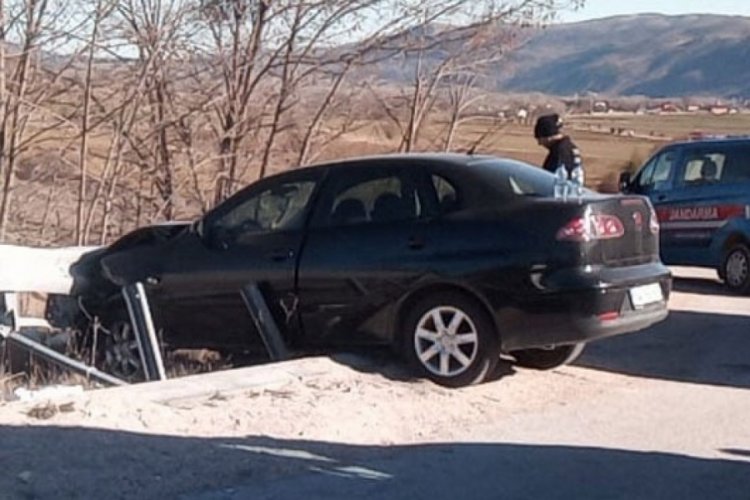Karab&uuml;k'te kontrolden &ccedil;ıkan otomobil bariyere &ccedil;arptı : 1 yaralı