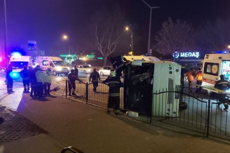 Konya'da otomobilin &ccedil;arptığı midib&uuml;s yan yattı: &Ccedil;ok sayıda yaralı var