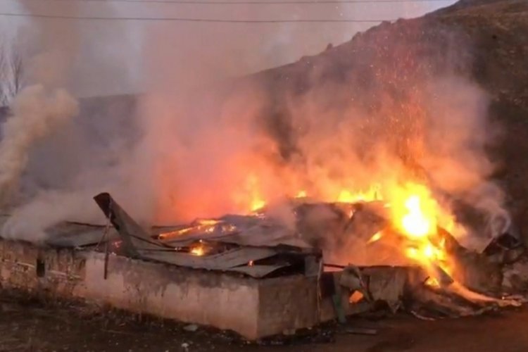 Erzincan'da mezrada &ccedil;ıkan yangında 2 ev, kiler ve merek k&uuml;l oldu
