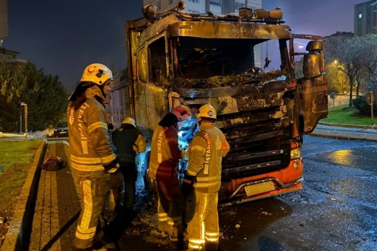 İstanbul'da kamyon alev alev yandı