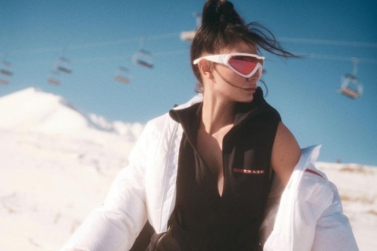 Demet &Ouml;zdemir, karlar i&ccedil;inde mayolu poz verdi