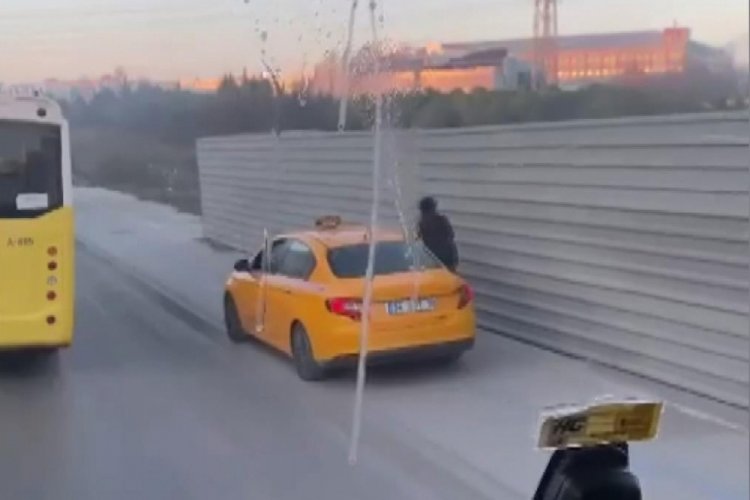 Taksici kaldırımdaki skuterli kadına &ccedil;arptı!