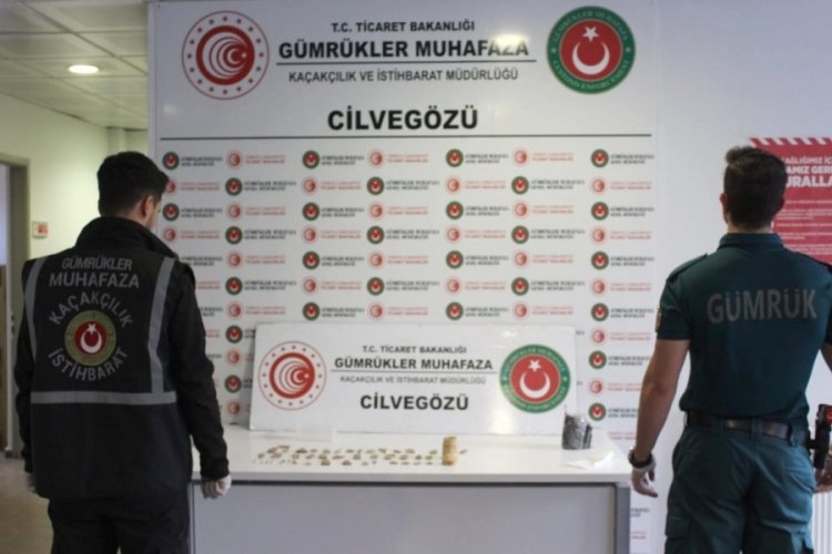 Suriye sınırında 'G&uuml;mr&uuml;k Kapısı'na' gelen bir ara&ccedil;ta 51 par&ccedil;a tarihi eser ele ge&ccedil;irildi!