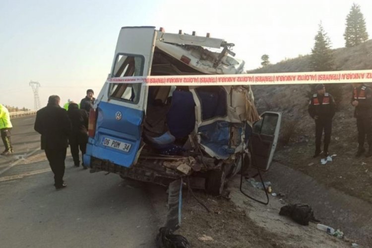 Ankara'da iki servis aracı &ccedil;arpıştı: &Ccedil;ok sayıda yaralı var