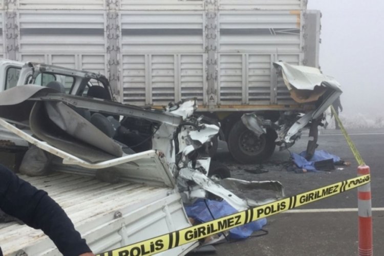 Konya-Adana karayolunda askeri kamyonet tıra &ccedil;arptı: 2 şehit, 2 yaralı