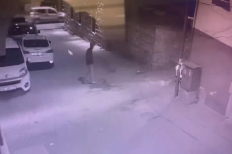 Bursa'da akılalmaz hırsızlık! K&uuml;lt&uuml;r merkezinde &ccedil;atıda bulunan kurşun kaplamayı &ccedil;aldılar