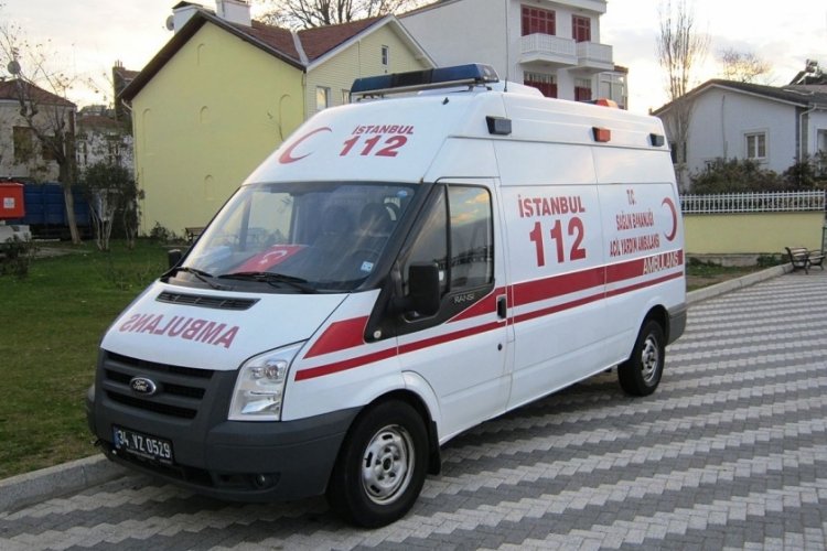 İstanbul'da kadın s&uuml;r&uuml;c&uuml; "bana taciz ettin" dedi ambulans şof&ouml;r&uuml;n&uuml; bı&ccedil;akladı