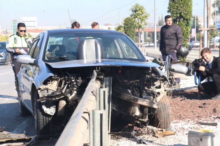 Antalya'da otomobil bariyere saplandı