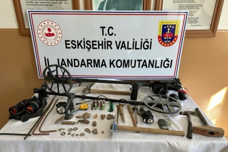 Eskişehir'de ka&ccedil;ak kazı yaparken su&ccedil;&uuml;st&uuml; yakalandılar