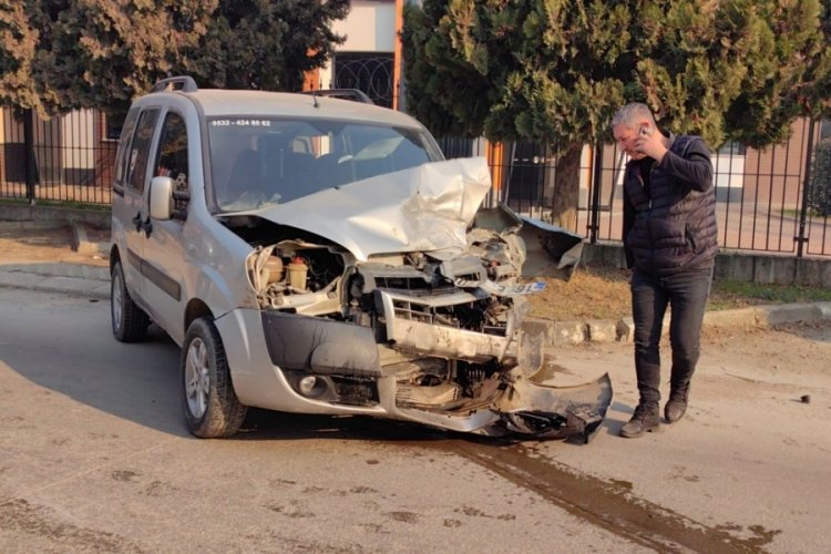 Bursa hafif ticari ara&ccedil; kamyonetle &ccedil;arpıştı